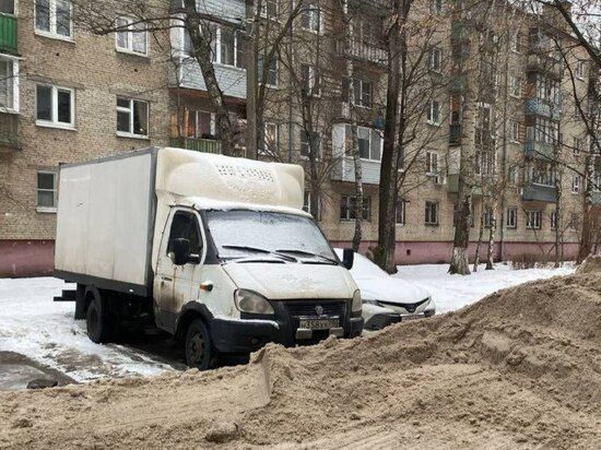 В Люберцах автомобили на парковке не могут выехать из-за кучи песка Новости Люберец 