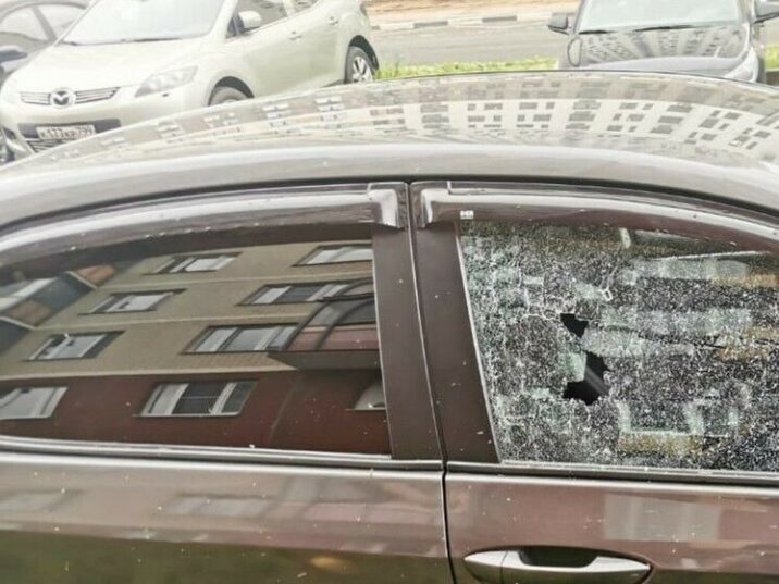 Дворник постриг газон и разбил окна припаркованной машины в Люберцах Новости Люберец 