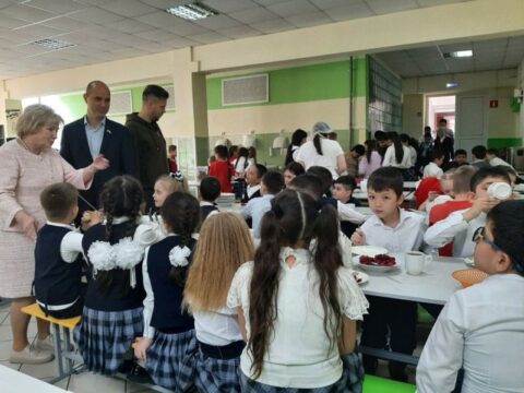 «Вкусно и разнообразно»: депутат Мособлдумы проверила школьное питание Новости Люберец 