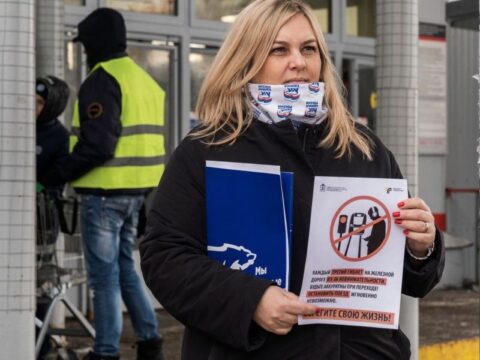 На станции Ухтомская пассажирам напомнили о правилах перехода через железную дорогу Новости Люберец 