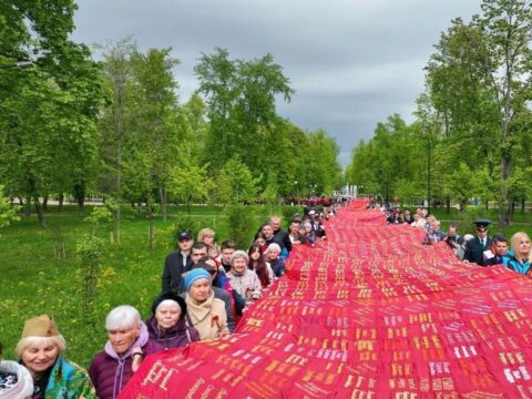 В Люберцах пронесли 127-метровое Знамя Победы, сшитое из лоскутков с именами Героев Новости Люберец 